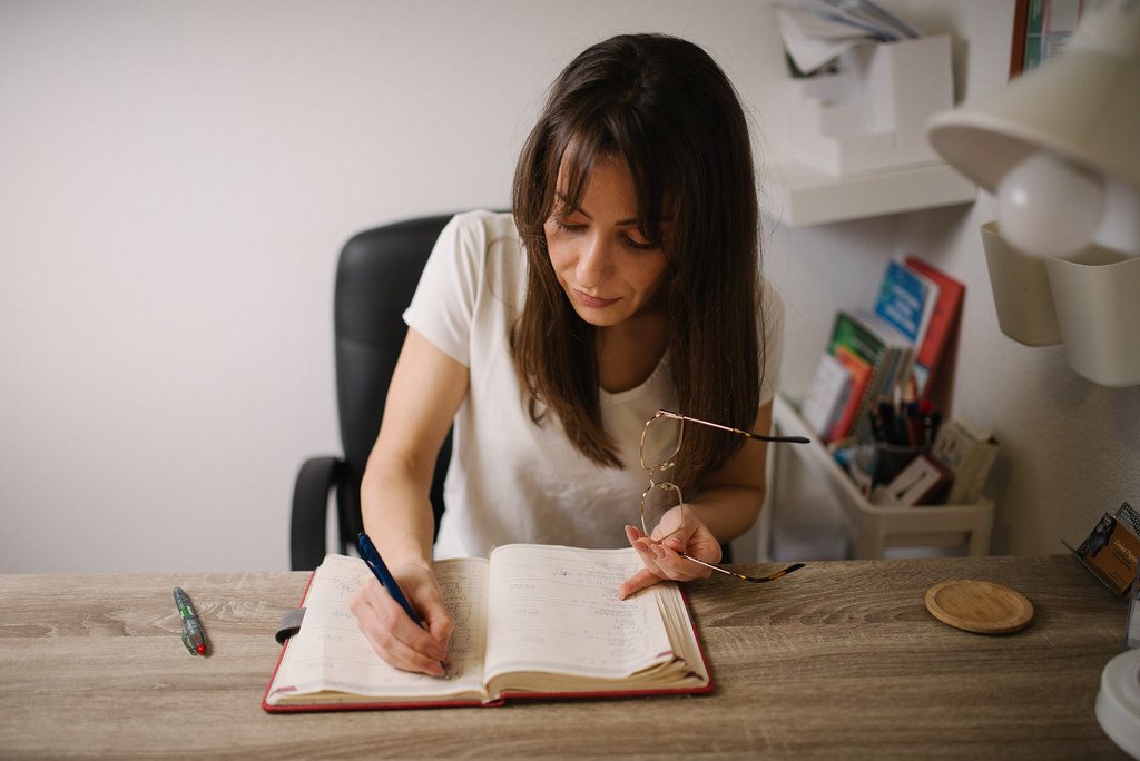 Pessoa em reflexão e pausa emocional
