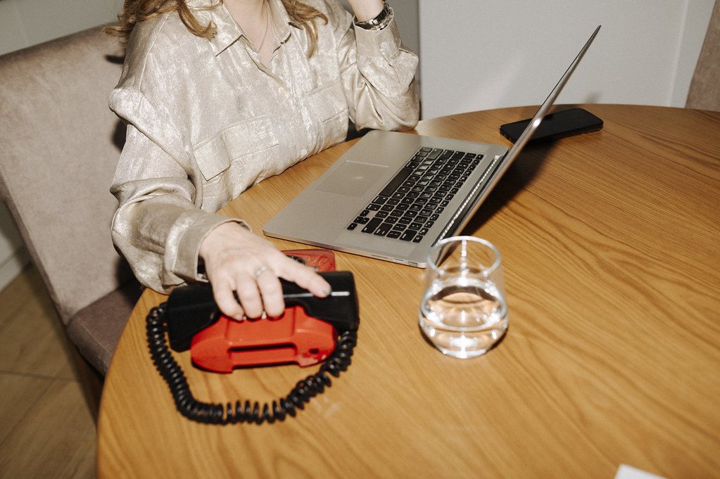 Pessoa em reflexão e pausa emocional