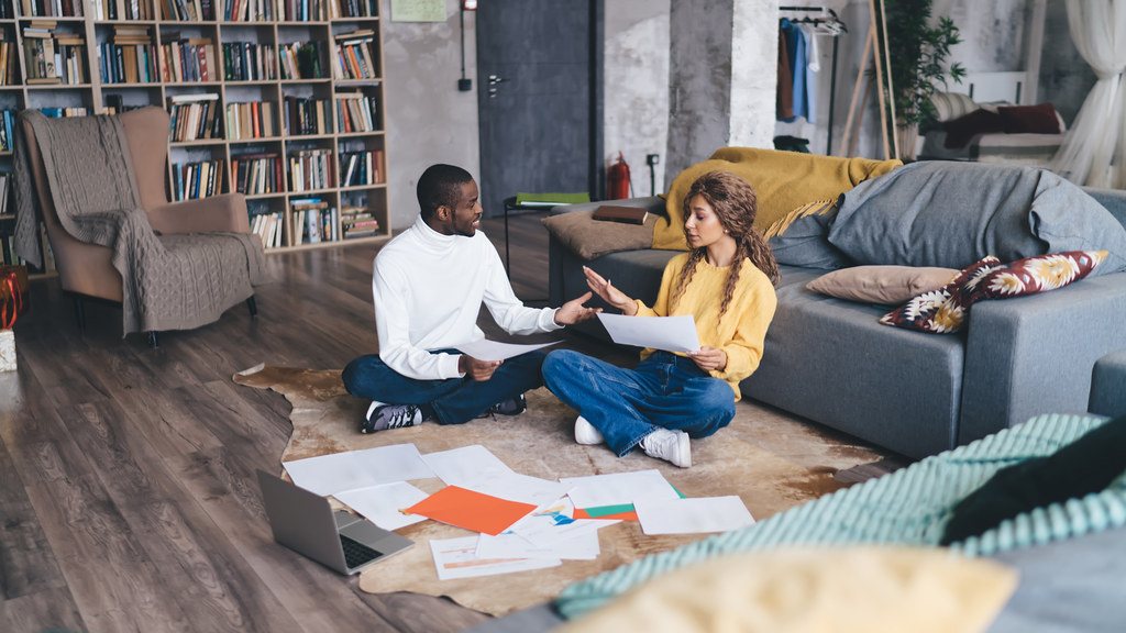 Conversa empática e comunicação segura após gatilho emocional
