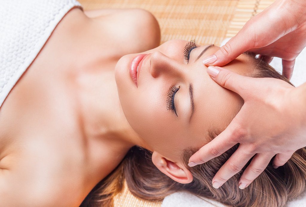 Pessoa adiando tarefa difícil e sentindo sobrecarga emocional