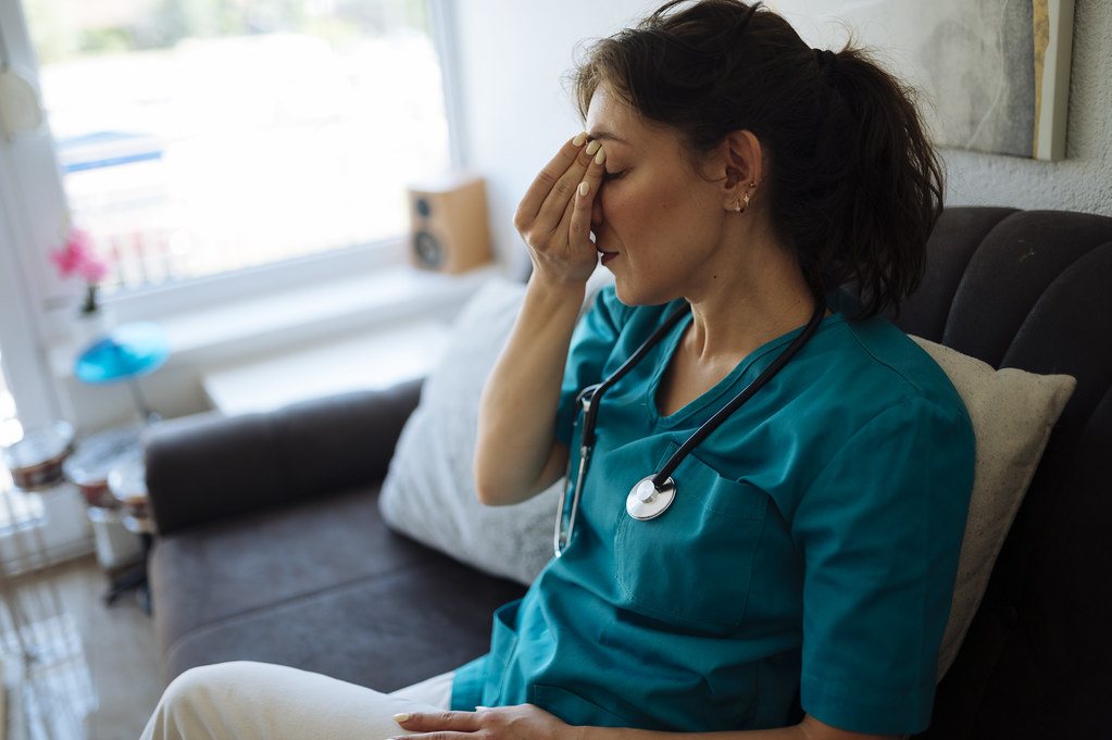 Pessoa em reflexão e pausa emocional